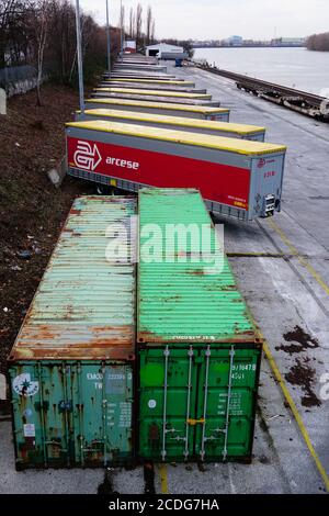 COLOGNE, ALLEMAGNE - 21 février 2020 : conteneurs garés et remorques de camions dans une rangée au Niehler Hafen à Cologne, à côté du rhin Banque D'Images