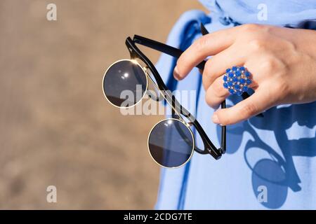 Lunettes de soleil noires à monture stéampunk avec verres ronds modèle rétro rabattable pour filmer en gros plan pendant une journée d'été. Mise au point sélective Banque D'Images