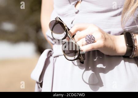 Lunettes de soleil noires à monture stéampunk avec verres ronds modèle rétro rabattable pour filmer en gros plan pendant une journée d'été. Mise au point sélective Banque D'Images