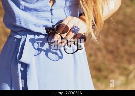 Lunettes de soleil noires à monture stéampunk avec verres ronds modèle rétro rabattable pour filmer en gros plan pendant une journée d'été. Mise au point sélective Banque D'Images