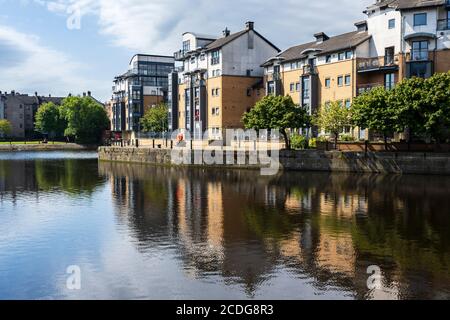 Des immeubles modernes sur l'île de Rennie se reflètent dans l'eau de Leith à Leith, Édimbourg, Écosse, Royaume-Uni Banque D'Images