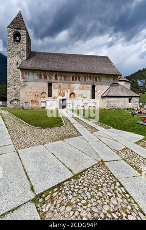 L'église de San Vigilio à Pinzolo avec la fresque de danse macabre du peintre Simone II Baschenis. Vallée de Rendena, Trentin, Italie. Banque D'Images