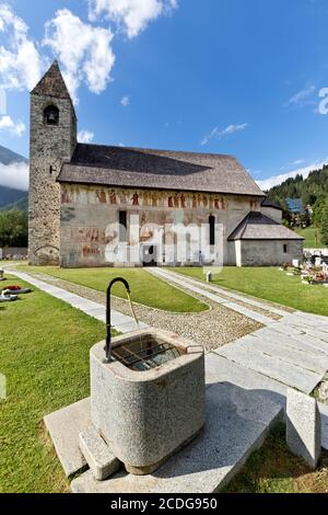 L'église de San Vigilio à Pinzolo avec la fresque de danse macabre du peintre Simone II Baschenis. Vallée de Rendena, Trentin, Italie. Banque D'Images