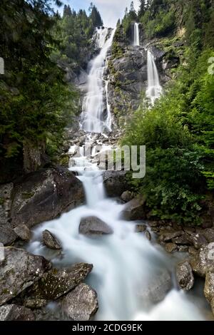 Les chutes d'eau de Nardis dans le parc naturel d'Adamello-Brenta. Carisolo, province de Trento, Trentin-Haut-Adige, Italie, Europe. Banque D'Images