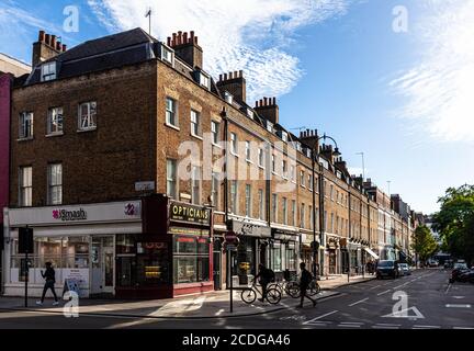 Une rangée de maisons géorgiennes de trois étages sur Percy Street, Londres, Angleterre, Royaume-Uni. Banque D'Images