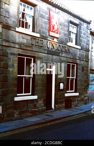 L'ancienne auberge Unicorn à Ruswp Village, Whitby, Yorkshire, Royaume-Uni. Avant d'être convertie en habitation privée. Le bâtiment est classé de grade II par les autorités. Il appartenait auparavant à J.W. Brasseurs Cameron & Co. Ltd. Curieusement, son signe in montrait un lion rouge (logo de Cameron) plutôt qu'une licorne. Banque D'Images