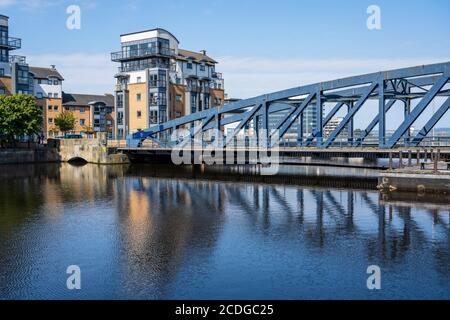 Des immeubles modernes se trouvent sur l'île de Rennie et le pont Victoria Swing Bridge, qui se reflète dans l'eau de Leith à Leith, Édimbourg, Écosse, Royaume-Uni Banque D'Images