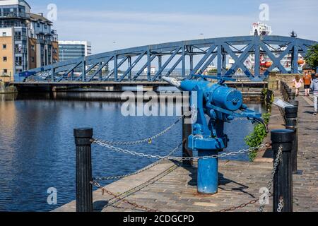 Arme de harpon Christian Salvesen avec le pont Victoria Swing en arrière-plan sur l'eau de Leith à Leith, Édimbourg, Écosse, Royaume-Uni Banque D'Images