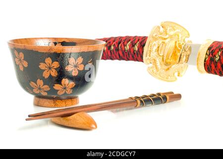La culture japonaise. Katana, bâtonnets et bol Banque D'Images
