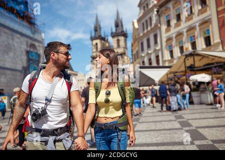 Un homme et une femme de tourisme heureux, adorant s'amuser, voyager, sourire en vacances. Banque D'Images