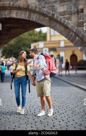 Jeune couple amoureux marchant dans les rues de Prague. Concept de voyage, de tourisme et de personnes. Banque D'Images