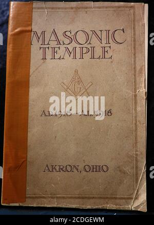1918 illustration de la couverture de la brochure commémorative produite lors de l'ouverture du nouveau temple maçonnique à Akron, Ohio, États-Unis (aujourd'hui Graystone Hall 103 South High St, centre-ville d'Akron, Ohio. Banque D'Images