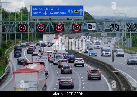 Bristol, Royaume-Uni. 28 août 2020. Pluie torrentielles intermittente et circulation dense vers le sud ralentir la progression de l'autoroute le jour du jour férié d'août. Beaucoup de voitures ont leur éclairage allumé à midi. Crédit : JMF News/Alay Live News Banque D'Images