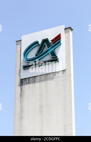 Grenoble, France - 24 juin 2017 : logo du crédit agricole sur un mur. Le crédit agricole est un réseau français de banques coopératives et mutuelles Banque D'Images