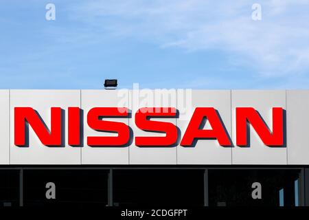 Grenoble, France - 16 juin 2019 : panneau Nissan sur une façade. Nissan Motor Company Ltd est un fabricant automobile multinational japonais Banque D'Images