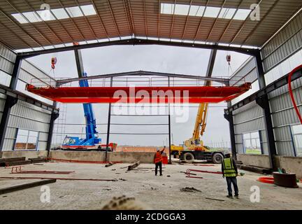 (200828) -- DHAKA, le 28 août 2020 (Xinhua) -- la photo prise le 26 mai 2020 montre le site de construction d'une usine de couchettes en béton pour le projet de liaison ferroviaire du pont Padma à Dhaka, au Bangladesh. Malgré l'impact de la COVID-19, l'achèvement d'une usine de traverses de béton pour le projet de liaison ferroviaire du pont Padma du Bangladesh (PBRLP), qui contribuera grandement à la connectivité de la région, a été réalisé. POUR ALLER AVEC 'Spotlight: L'usine de couchette automatique du Bangladesh tous mis pour la production' (Xinhua) Banque D'Images