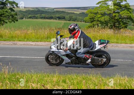 2010 Kawasaki ZX 1000 E9F motard; transport à deux roues, motocyclettes, véhicule, routes, motos, motards motocyclisme à Chorley, Royaume-Uni Banque D'Images