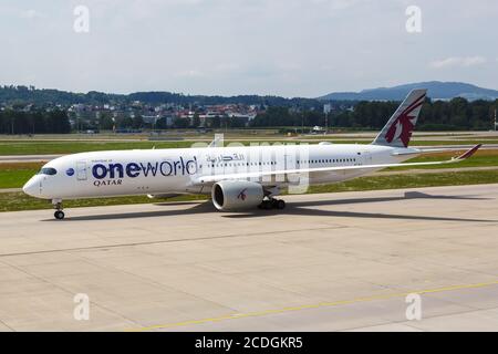 Zurich, Suisse - 22 juillet 2020 : avion Airbus A350-900 de Qatar Airways dans la décoration spéciale OneWorld à l'aéroport de Zurich (ZRH) en Suisse. Banque D'Images