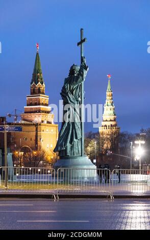 Monument au Vladimir le Grand avec le Kremlin en arrière-plan, Moscou, Russie Banque D'Images