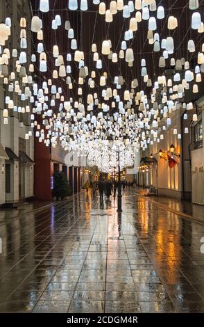 Le nouvel an et les lumières de Noël sur le pereulok Kamergersky, Moscou, Russie Banque D'Images