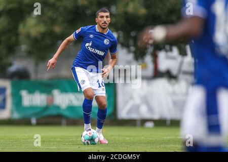 Kematen, Autriche. 28 août 2020. Football: Matchs d'essai, FC Schalke 04 - Aris Saloniki au stade de Kematen: Le Nassim Boujellab de Schalke mène le ballon au pied. Crédit : Tim Rehbein/dpa/Alay Live News Banque D'Images