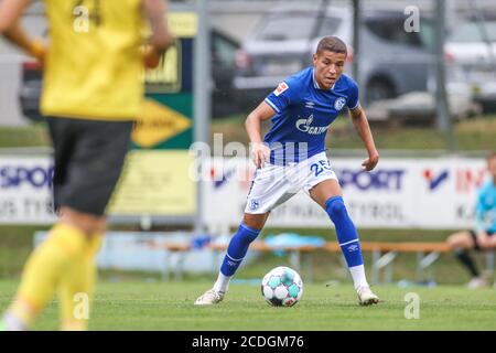 Kematen, Autriche. 28 août 2020. Football: Matchs de test, FC Schalke 04 - Aris Saloniki au stade de Kematen: Amine Harit de Schalke a le ballon sur son pied. Crédit : Tim Rehbein/dpa/Alay Live News Banque D'Images