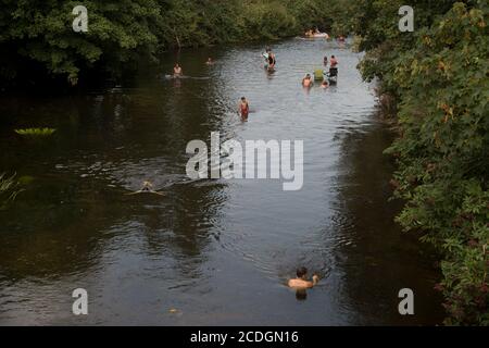 Marais Hackney dans un après-midi chaud d'août. Les gens nagent dans la rivière Lea pour se rafraîchir. Banque D'Images