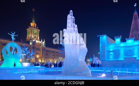 Yekaterinburg, Russie - 2 janvier 2015 : sculptures de glace sur la place de 1905. 18,9 millions de roubles municipalité versée pour la construction de la ville de glace Banque D'Images