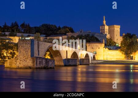 Pont St Benezet sur le Rhône avec Palais des Papes au-delà, Avignon, Provence, France Banque D'Images