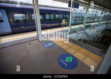 Covid 19 panneaux sur le réseau ferroviaire du sud-est à Kent, Royaume-Uni. Au cours de la Covid19, virus corona, épidémie qui se propage dans le monde. Banque D'Images