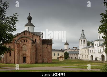 Église de Saint-Paraskevi, l'une des plus anciennes églises de Russie, datant de 1207, contre la Tour de la porte de Gostiny Dvor à Veliky Novgorod, Russie Banque D'Images