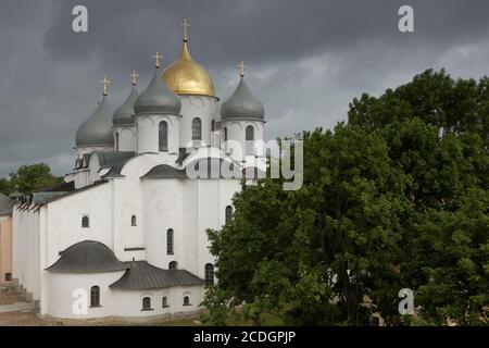 Cathédrale Sainte-Sophie (la Sainte sagesse de Dieu) à Veliky Novgorod, Russie. Datant du XIe siècle, la cathédrale est classée au patrimoine mondial de l'UNESCO Banque D'Images