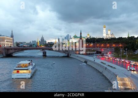 Paysage urbain de la soirée de Moscou, Russie avec le fleuve de Moscou et le Kremlin Banque D'Images