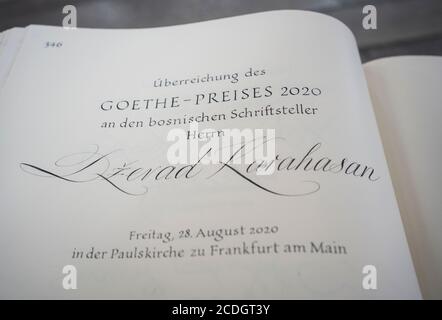 28 août 2020, Hessen, Francfort-sur-le-main: 'La présentation du Prix Goethe 2020 à l'écrivain bosniaque Dzevad Karahasan' est prévue pour la cérémonie de remise des prix dans le Livre d'or de la ville de Francfort-sur-le-main à Paulskirche. L'attribution à Karahasan est un engagement en faveur de la tolérance et de la compréhension, a-t-elle déclaré dans l'exposé des motifs. Le Prix Goethe est doté de 50,000 euros et est décerné tous les trois ans à l'anniversaire de Johann Wolfgang von Goethe. Photo: Frank Rumpenhorst/dpa Banque D'Images