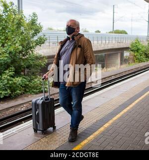Les passagers portant un masque facial de protection contre le virus Covid19 lorsqu'ils voyagent sur le réseau ferroviaire et les trains dans tout le Kent, au Royaume-Uni. Banque D'Images