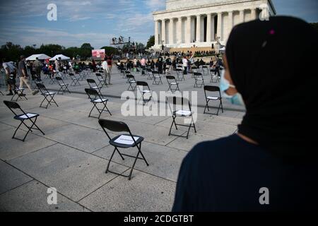 Une vue générale de l'espace réservé aux sièges sociaux éloignés devant le Lincoln Memorial avant le début de la marche pour les droits civils organisée par Al Sharpton pour attirer l'attention sur le racisme systémique et la violence policière après le meurtre de George Floyd au Minnesota, à Washington, D.C., en mai, par la police Le 28 août 2020, dans le contexte de la pandémie du coronavirus. La nuit précédant la marche de l'engagement : levez le genou hors de notre cou, les manifestations ont consumés les blocs entourant la Maison Blanche, alors que le président Trump a prononcé son discours d'acceptation de la nomination présidentielle avec des sons provenant de manifestations bruyantes dans l'arrière-gro Banque D'Images