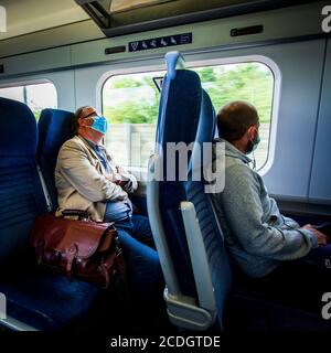 Les passagers portant un masque facial de protection contre le virus Covid19 lorsqu'ils voyagent sur le réseau ferroviaire et les trains dans tout le Kent, au Royaume-Uni. Banque D'Images