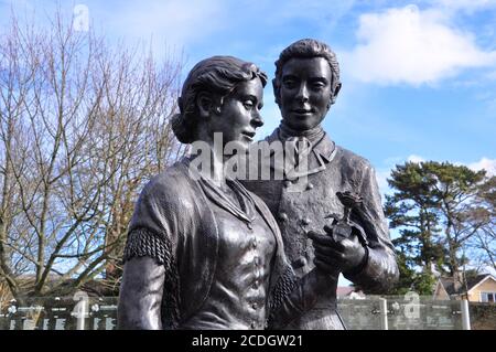 Statue de rose de Tralee dans le jardin des roses dans le parc de la ville de Tralee. Rose de Tralee Memorial (2009) de Mary O’Connor, la première Rose de Tralee et son fi Banque D'Images