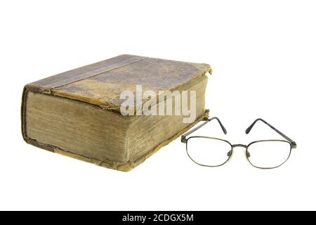 Verres près de la très vieille bible sur le fond blanc Banque D'Images