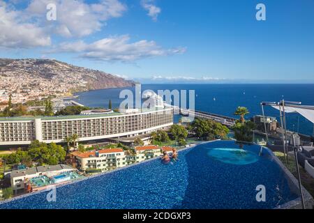 Portugal, Madère, Funchal, vue depuis le Nouveau Royal Savoy Hotel piscine à débordement sur le toit en direction du Pestana Casino Hotel et du terminus des bateaux de croisière Banque D'Images