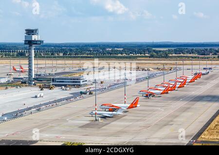 Berlin, Allemagne - 19 août 2020 : Berlin Brandenburg aéroport BER EasyJet avions vue aérienne en Allemagne. Banque D'Images