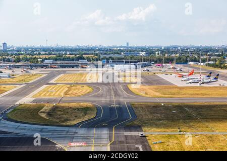 Berlin, Allemagne - 19 août 2020 : vue aérienne du terminal de l'aéroport de Berlin Schönefeld SXF en Allemagne. Banque D'Images