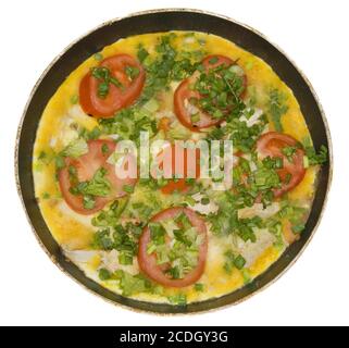 Omelette aux fines herbes et les tomates dans la plaque, isolated on white Banque D'Images