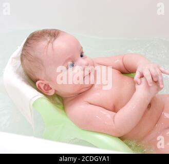 bébé dans le bain Banque D'Images