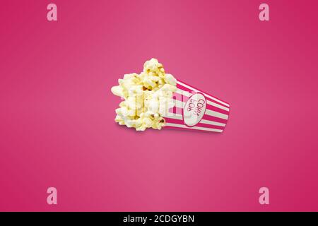 pop-corn avec ombre sur fond rose : boîte de pop-corn : concept cinéma Banque D'Images