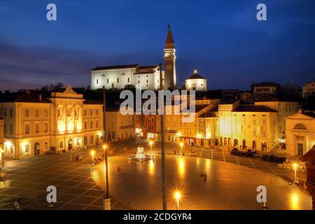 Vue aérienne de la place Tartini dans la station balnéaire de Piran, Slovénie au crépuscule. Banque D'Images