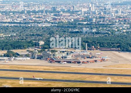 Berlin, Allemagne - 19 août 2020 : vue aérienne du terminal de l'aéroport Berlin Tegel TXL en Allemagne. Banque D'Images