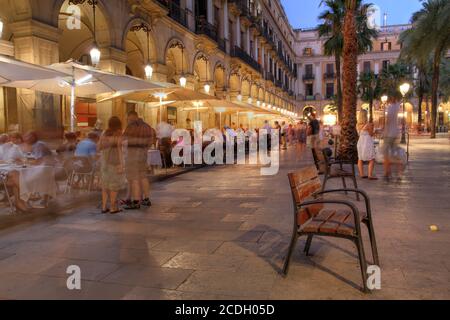 Placa Reial (Royal Plaza) est l'une des places les plus animées de Barcelone, en Espagne. Il est situé dans le Quater gothique de Barri, à proximité de Las Ramblas. C'est le cas Banque D'Images