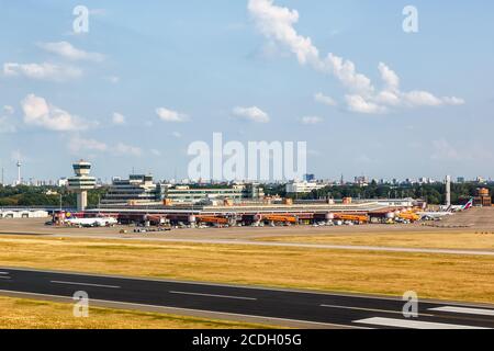 Berlin, Allemagne - 19 août 2020 : vue aérienne du terminal de l'aéroport Berlin Tegel TXL en Allemagne. Banque D'Images