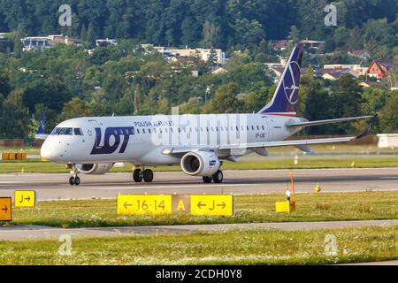 Zurich, Suisse - 22 juillet 2020 : AVION LOT Polish Airlines Embraer 195 à l'aéroport de Zurich en Suisse. Banque D'Images